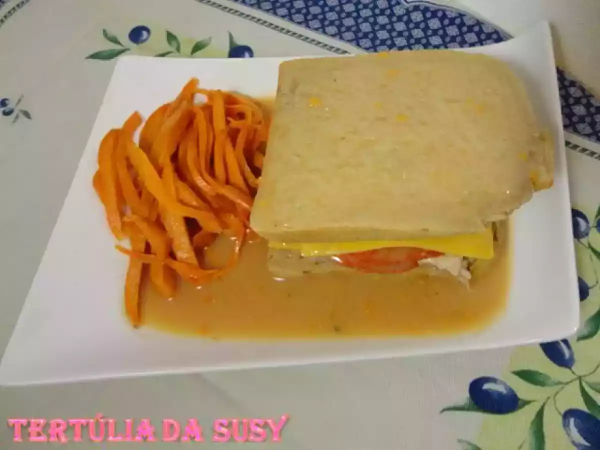 Francesinha simples com batata-doce frita