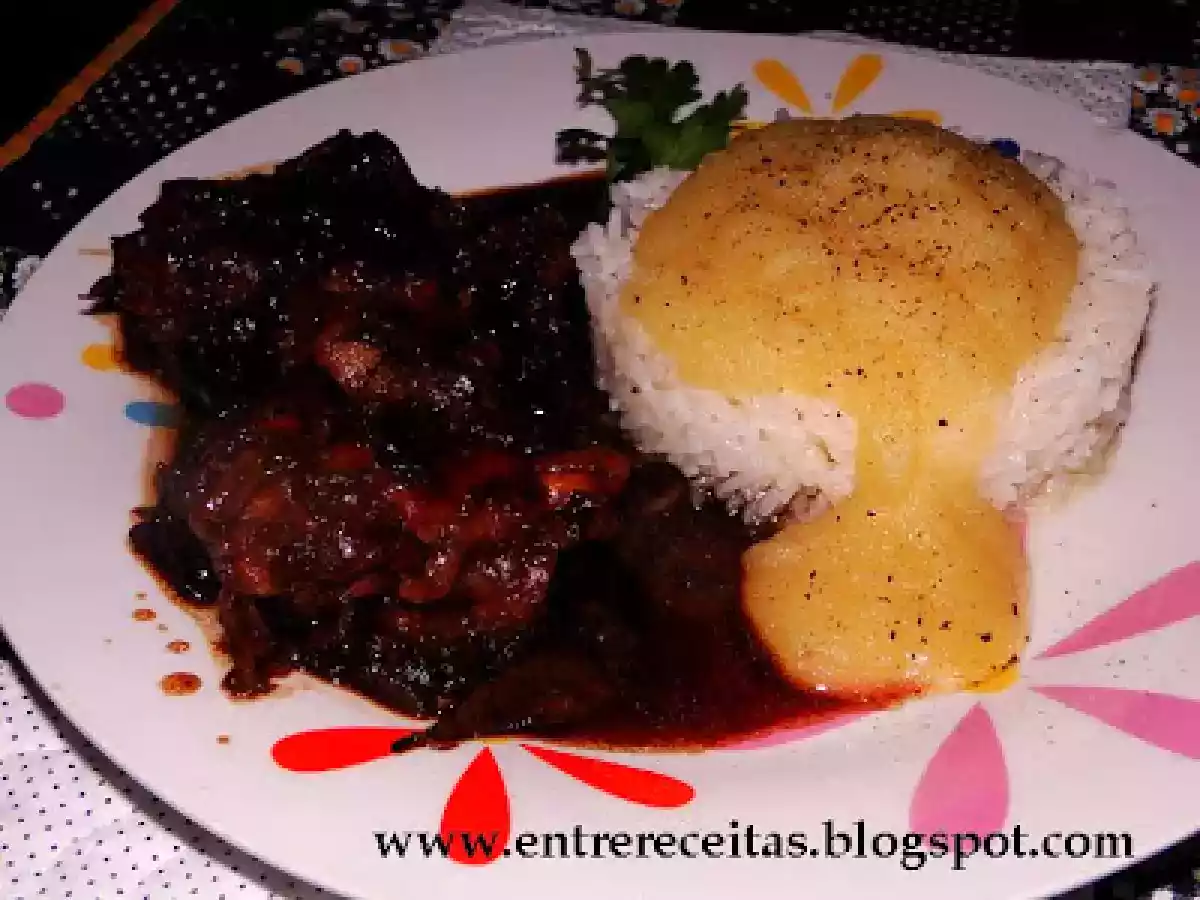 Frango ao molho de cerveja preta e ameixa com purê de maçã