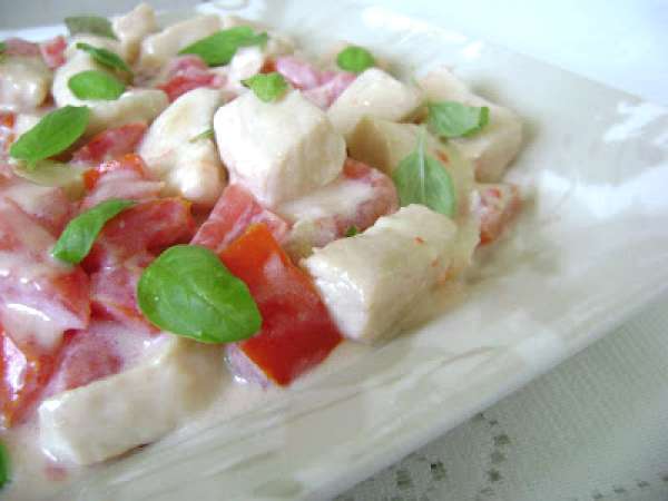 FRANGO AO MOLHO DE COCO E TOMATE