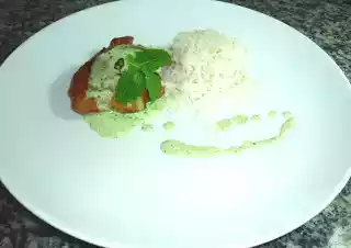 Frango ao molho de iogurte com hortelã