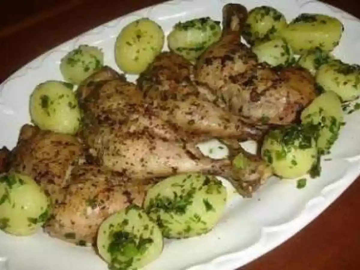 Frango ao pesto de manjericão e tomate seco, com batata sauté