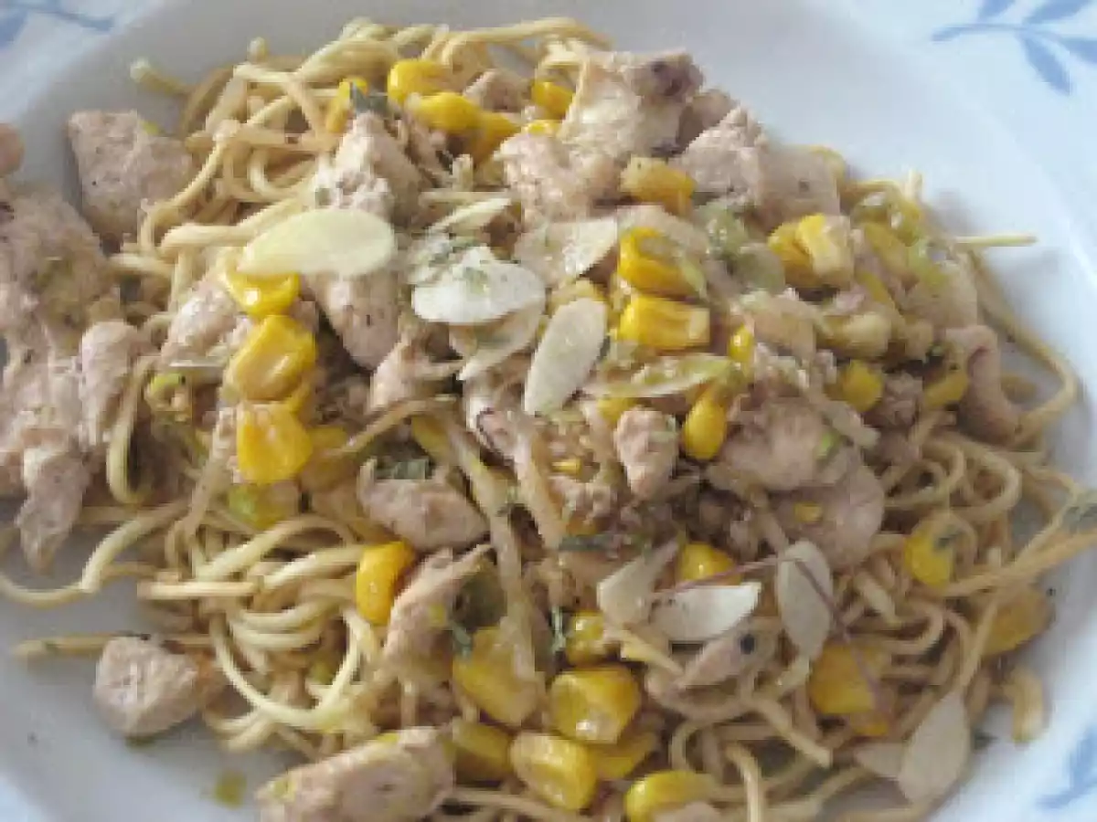Frango Aromatizado, com Amêndoas e Noodles Chineses