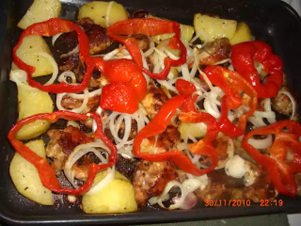 Frango Assado com Batatas, Pimentão e Cebolas
