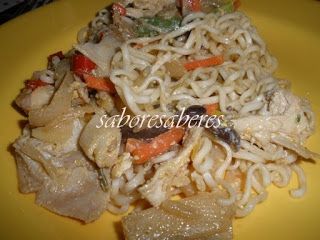 Noodles com peru, ananás e legumes chineses - Receita Petitchef