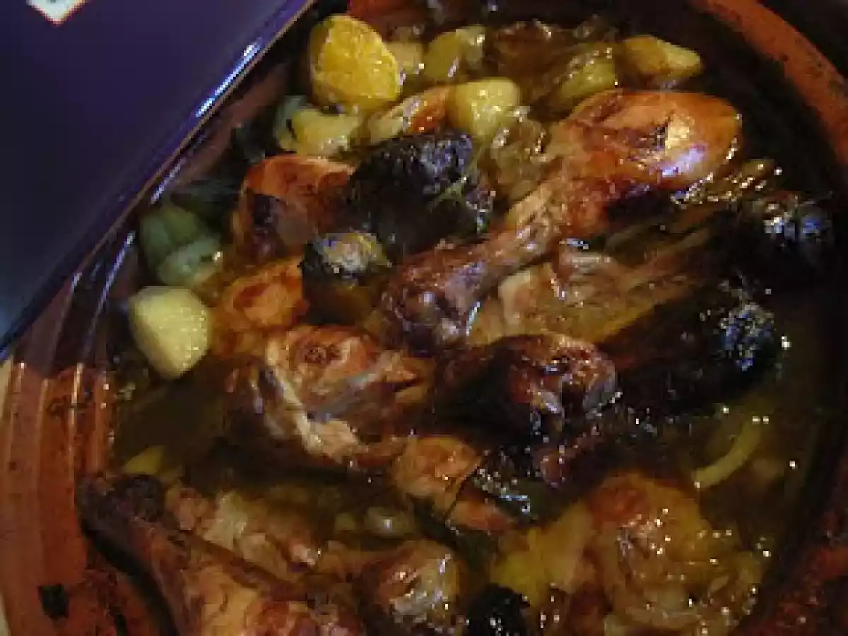 Frango assado na tagine com cerveja preta e laranja.