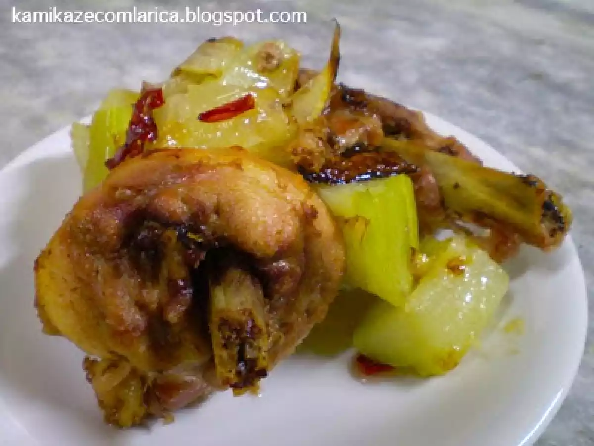 Frango caipira a passarinho assado com chuchu