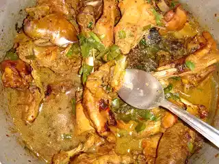 Frango caipira no fogão à lenha