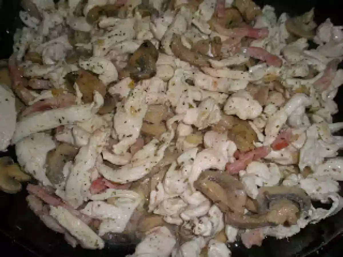 Frango com Bacon, Cogumelos e Rebentos de Soja, sobre cama de Massa - foto 3