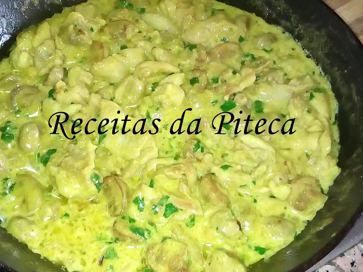 Frango com cogumelos em molho de caril e açafrão das ìndias