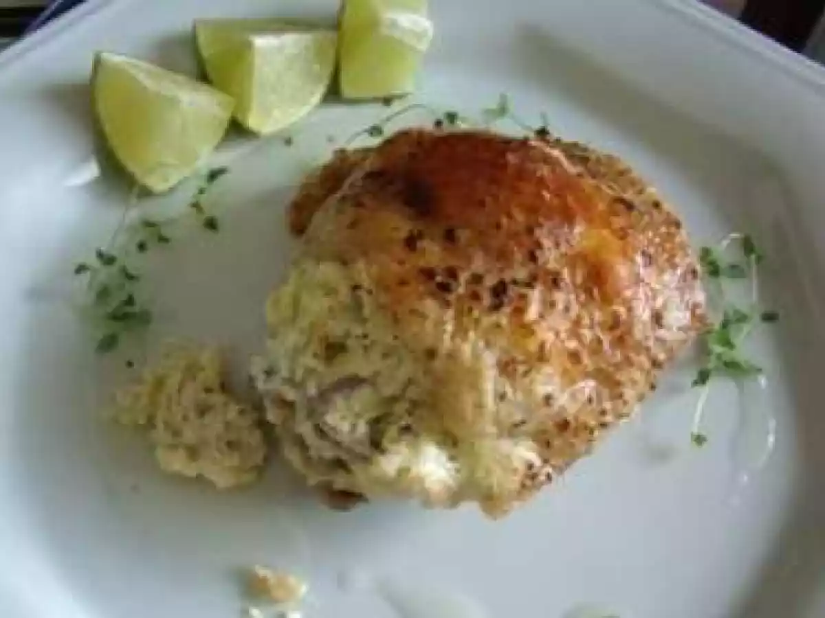 Frango com creme de leite, queijo parmesão, alho e ervas.