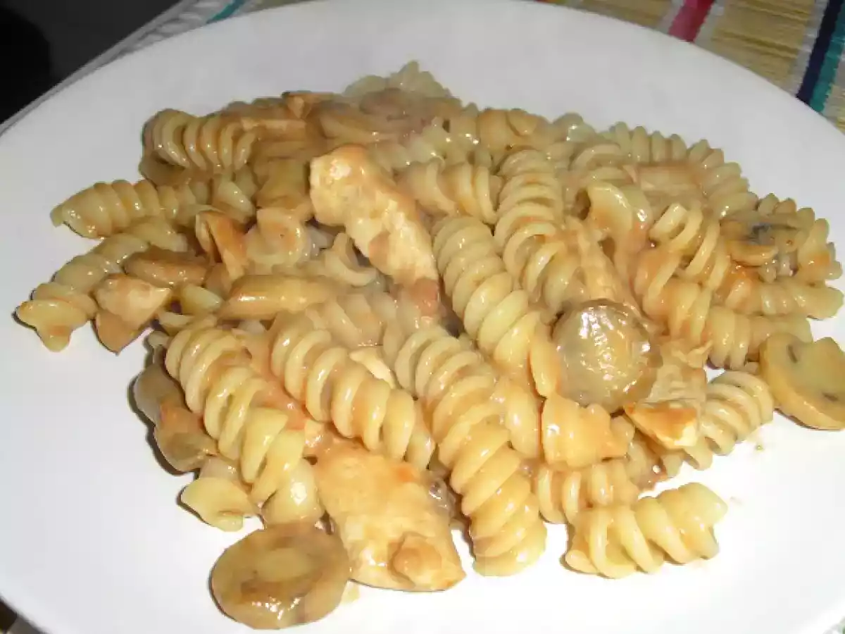 Frango com espirais e molho rosa