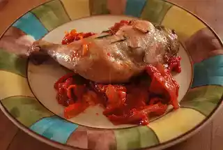 Frango com molho de pimentão e cebola