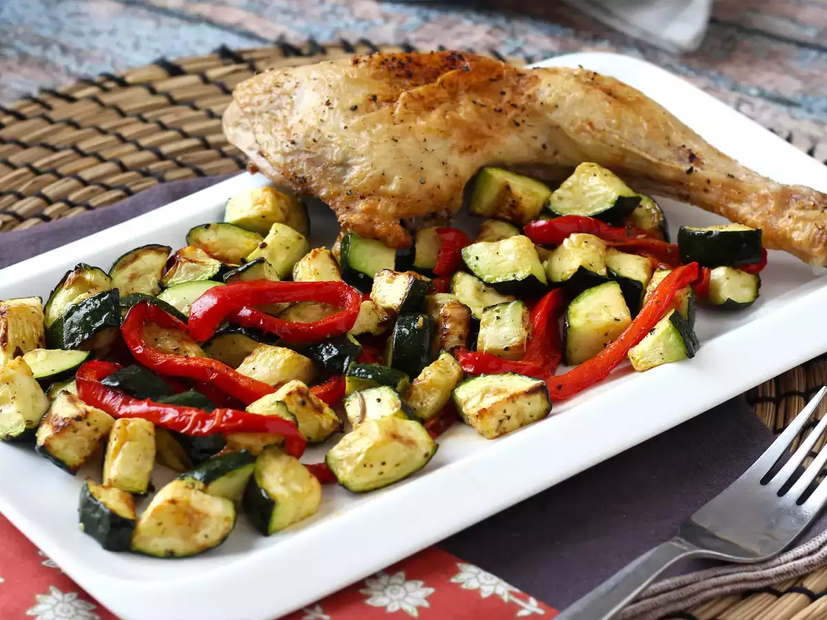 Frango com pimentos e curgete (pimentões e abobrinha): pronto em 20 minutos!