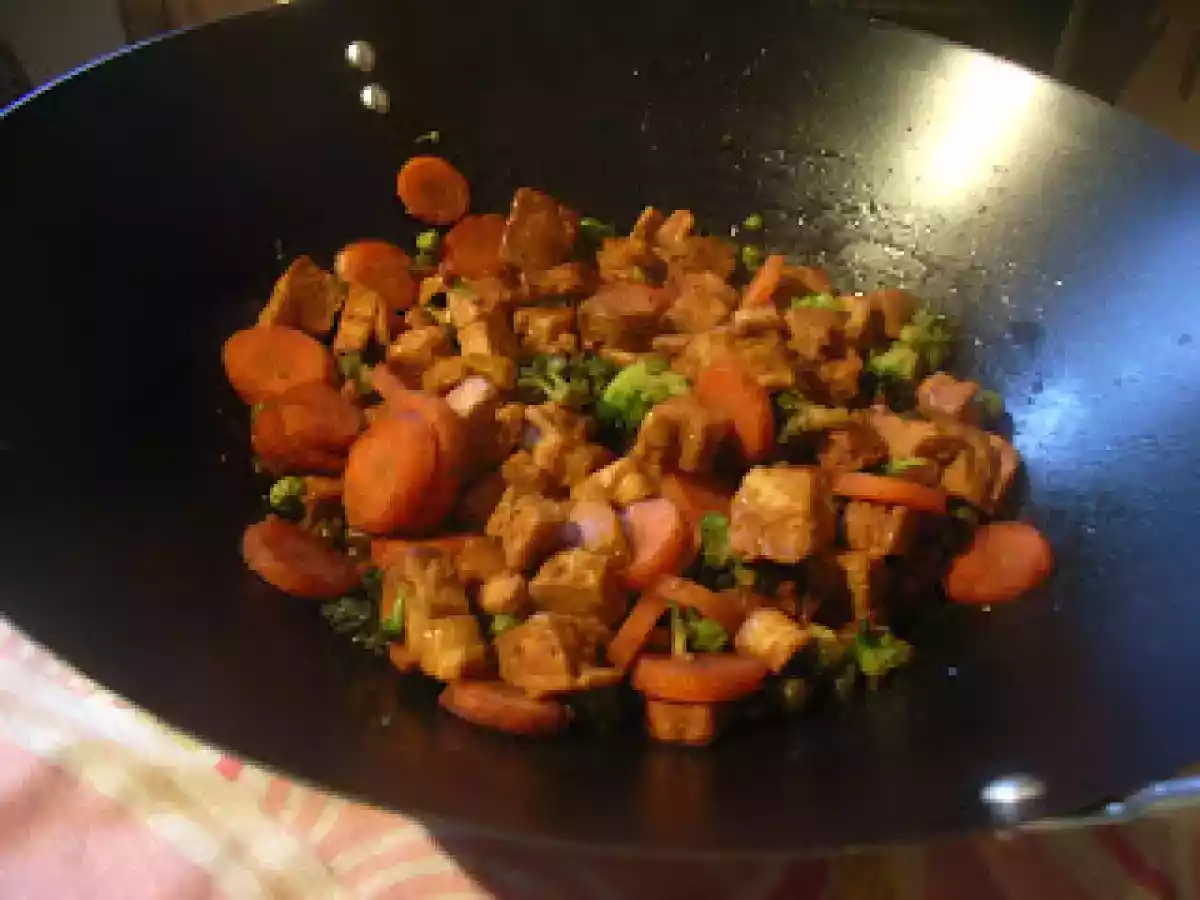 Frango com soy sauce e vegetais.