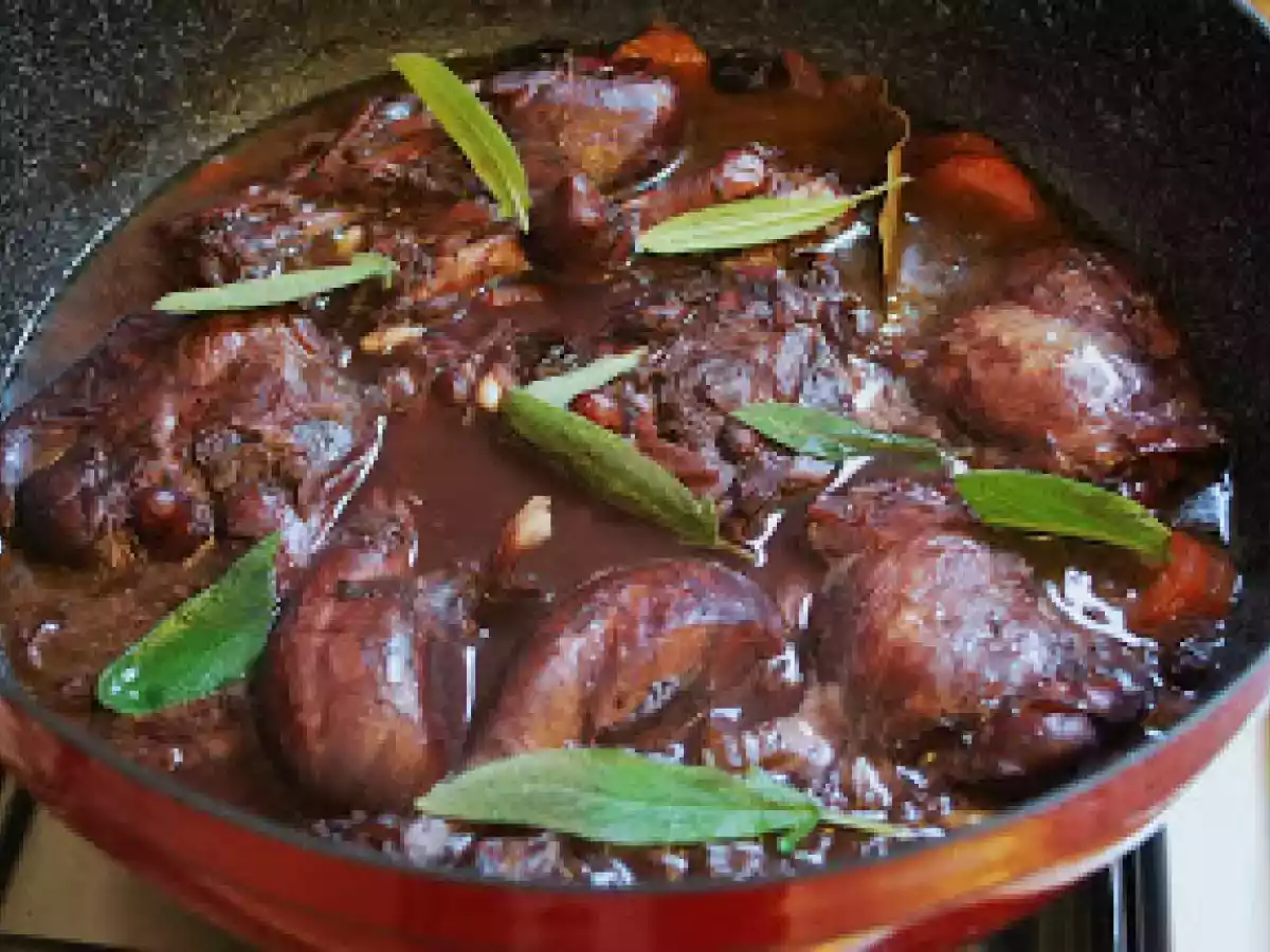 Frango com vinho tinto, pinholes e passas (Pollo alla chiantigiana)
