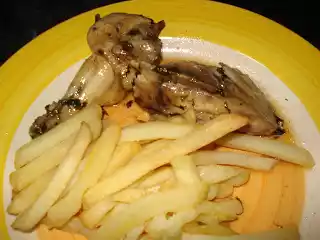 Frango de coentrada com batata frita no forno...