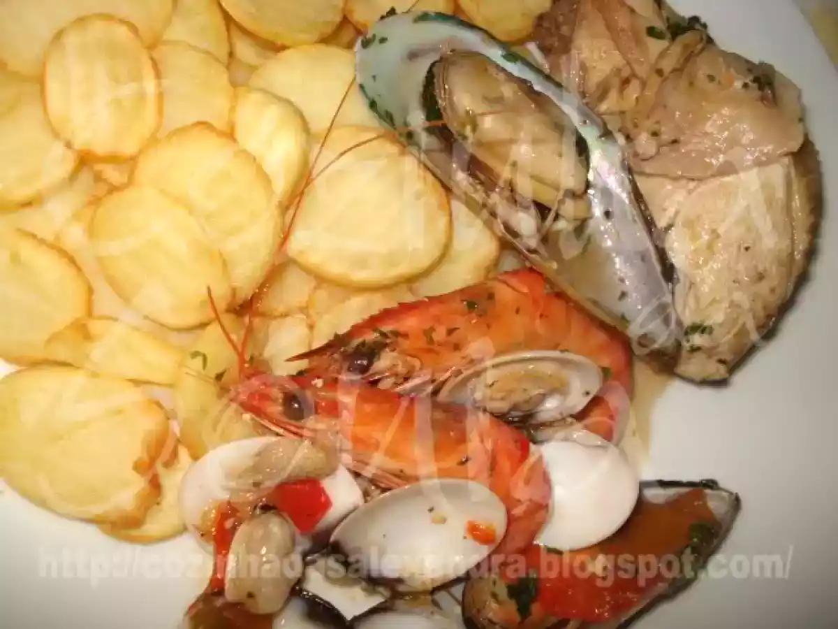 FRANGO DO CAMPO RODEADO DE GAMBAS, AMEIJOA E MEXILHÃO, ACOMPANHADO DE BATATA SAUTE...