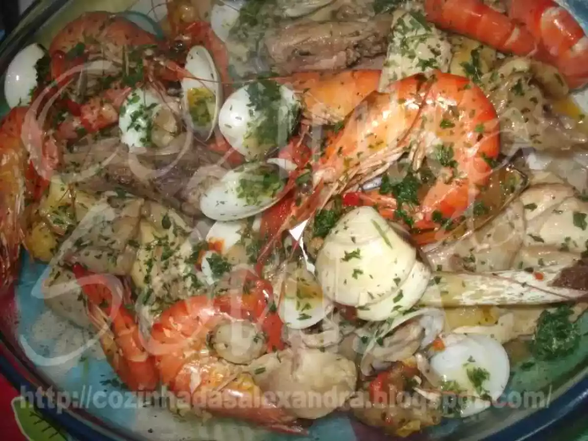 FRANGO DO CAMPO RODEADO DE GAMBAS, AMEIJOA E MEXILHÃO, ACOMPANHADO DE BATATA SAUTE... - foto 2