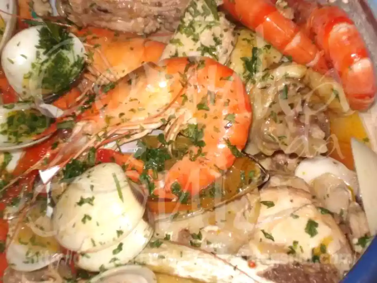 FRANGO DO CAMPO RODEADO DE GAMBAS, AMEIJOA E MEXILHÃO, ACOMPANHADO DE BATATA SAUTE... - foto 3