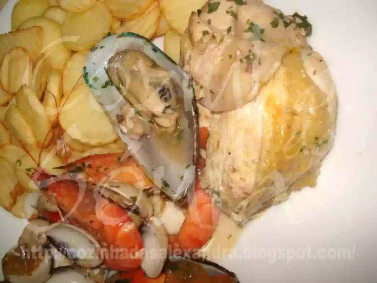 FRANGO DO CAMPO RODEADO DE GAMBAS, AMEIJOA E MEXILHÃO, ACOMPANHADO DE BATATA SAUTE... - foto 4