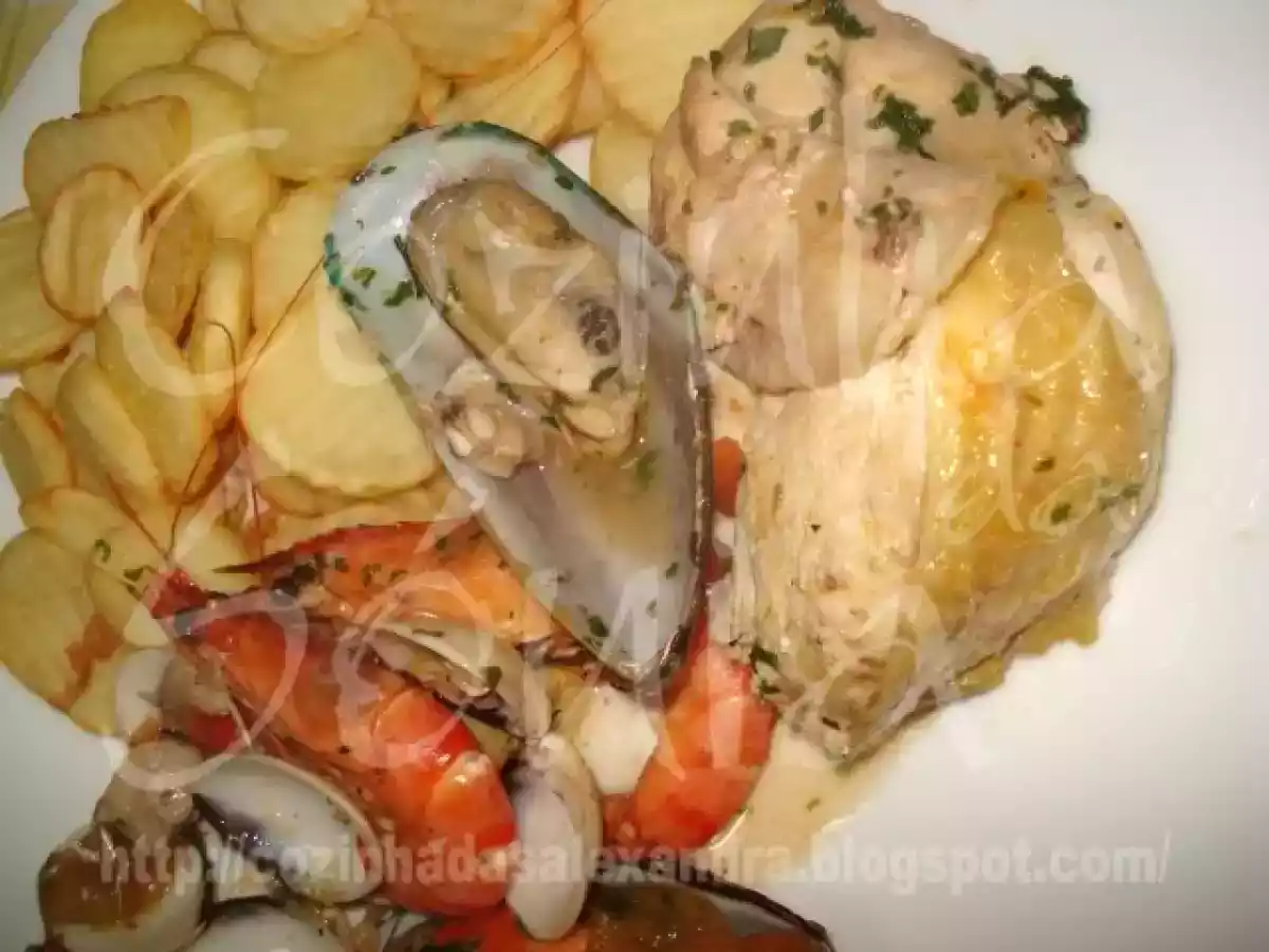 FRANGO DO CAMPO RODEADO DE GAMBAS, AMEIJOA E MEXILHÃO, ACOMPANHADO DE BATATA SAUTE... - foto 5