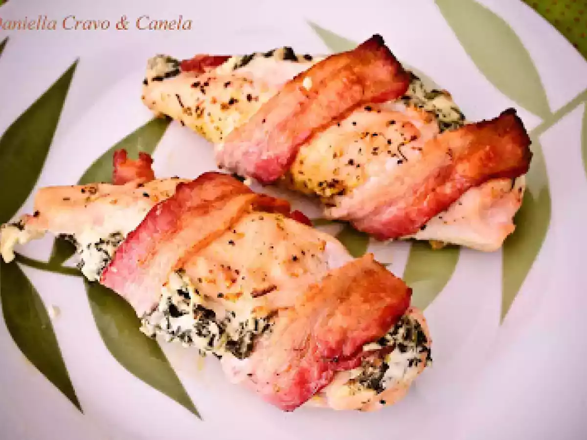 Frango Envolto no Bacon e Recheado com Espinafre e Cream Cheese