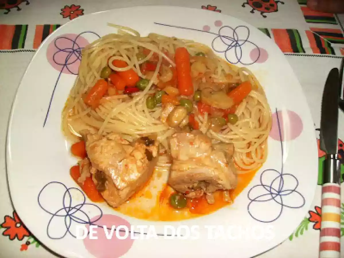 FRANGO ESTUFADO COM CENOURA, ERVILHA E COGUMELOS