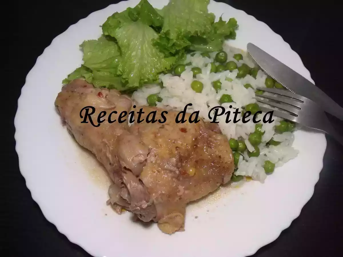 Frango estufado mil ilhas com arroz Bom Sucesso de ervilhas