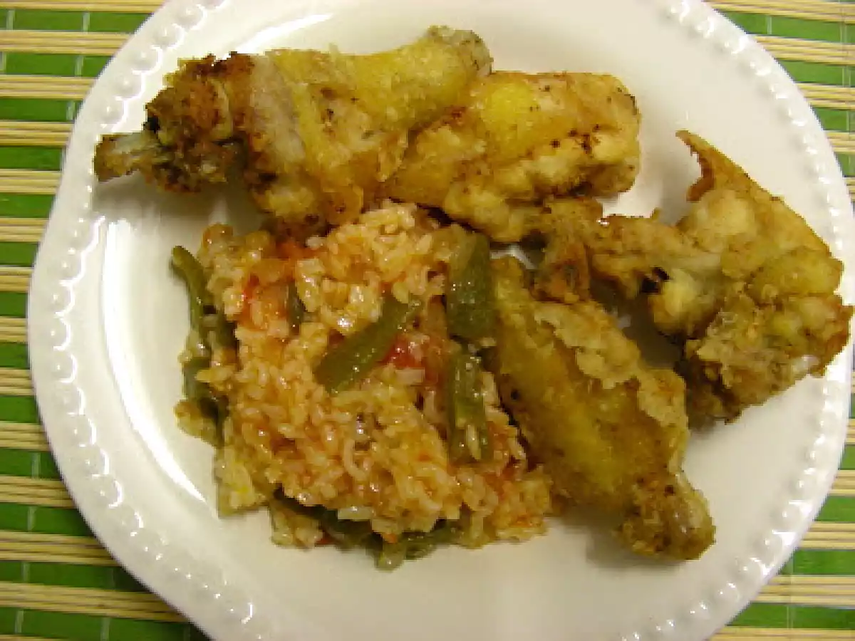 Frango frito com arroz de tomate e pimento