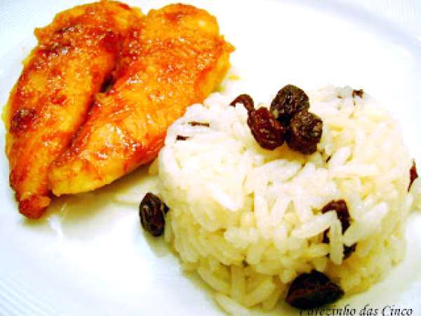 Frango grelhado bem temperado e bem acompanhado