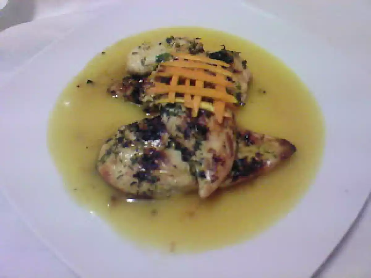 Frango grelhado com ervas aromáticas e molho de laranja e mostarda