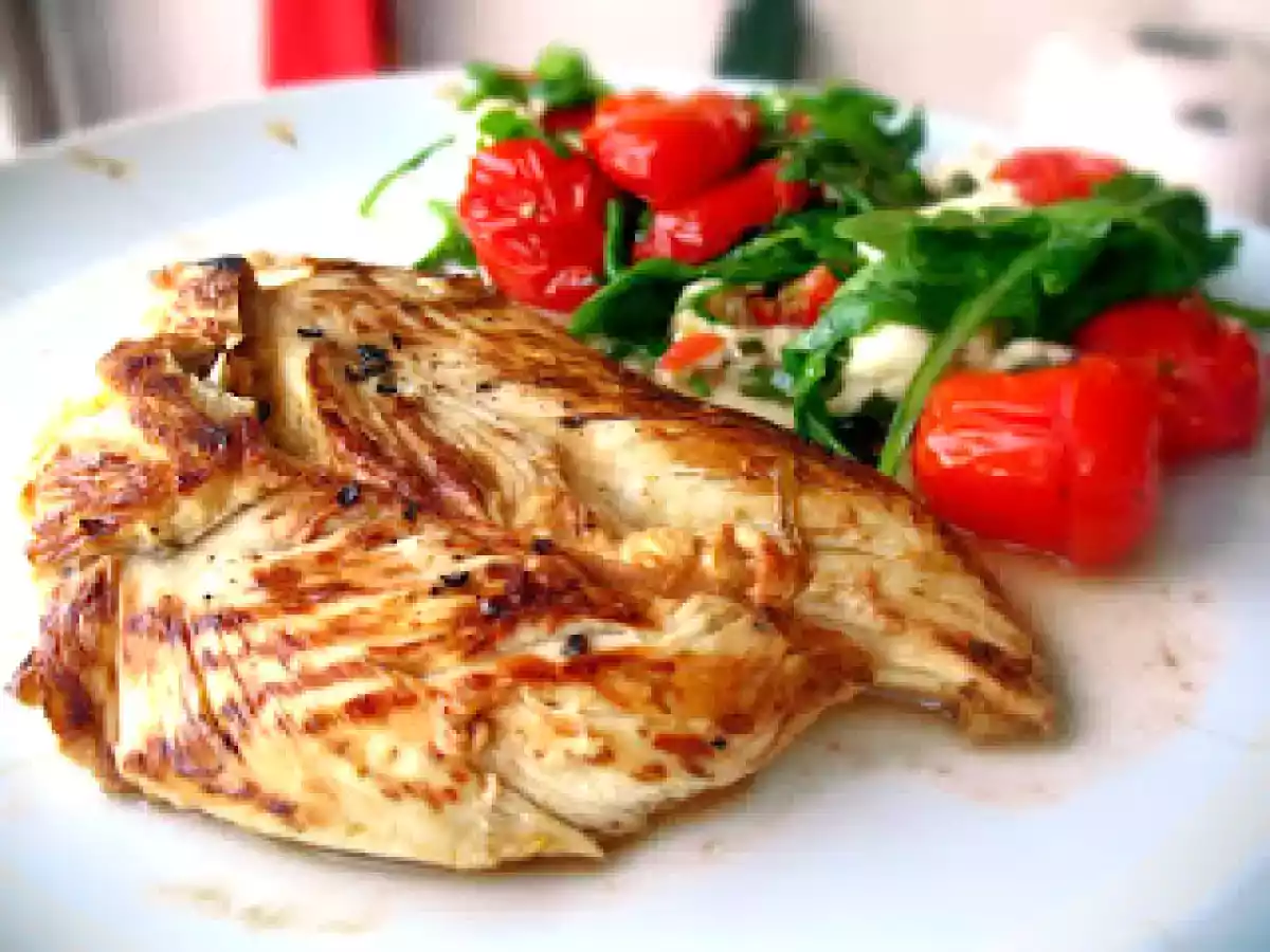 Frango marinado em tomate e lima, com tomate-cereja e halloumi