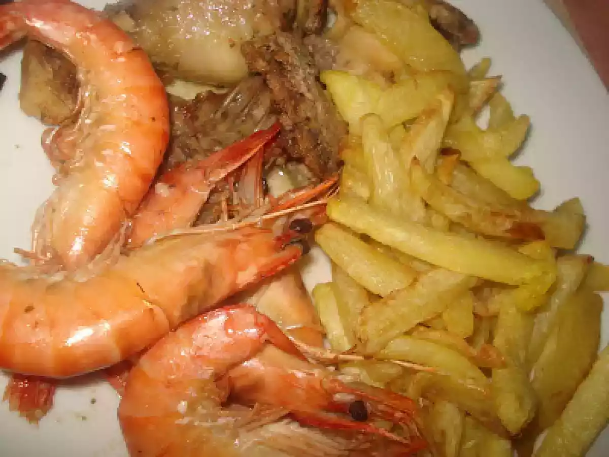 FRANGO NO FORNO COM GAMBAS, ACOMPANHADO DE BATATA FRITA...
