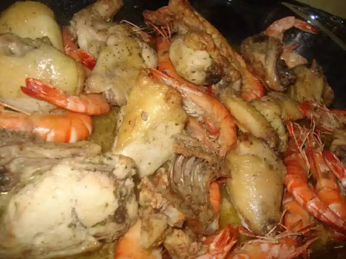 FRANGO NO FORNO COM GAMBAS, ACOMPANHADO DE BATATA FRITA... - foto 2