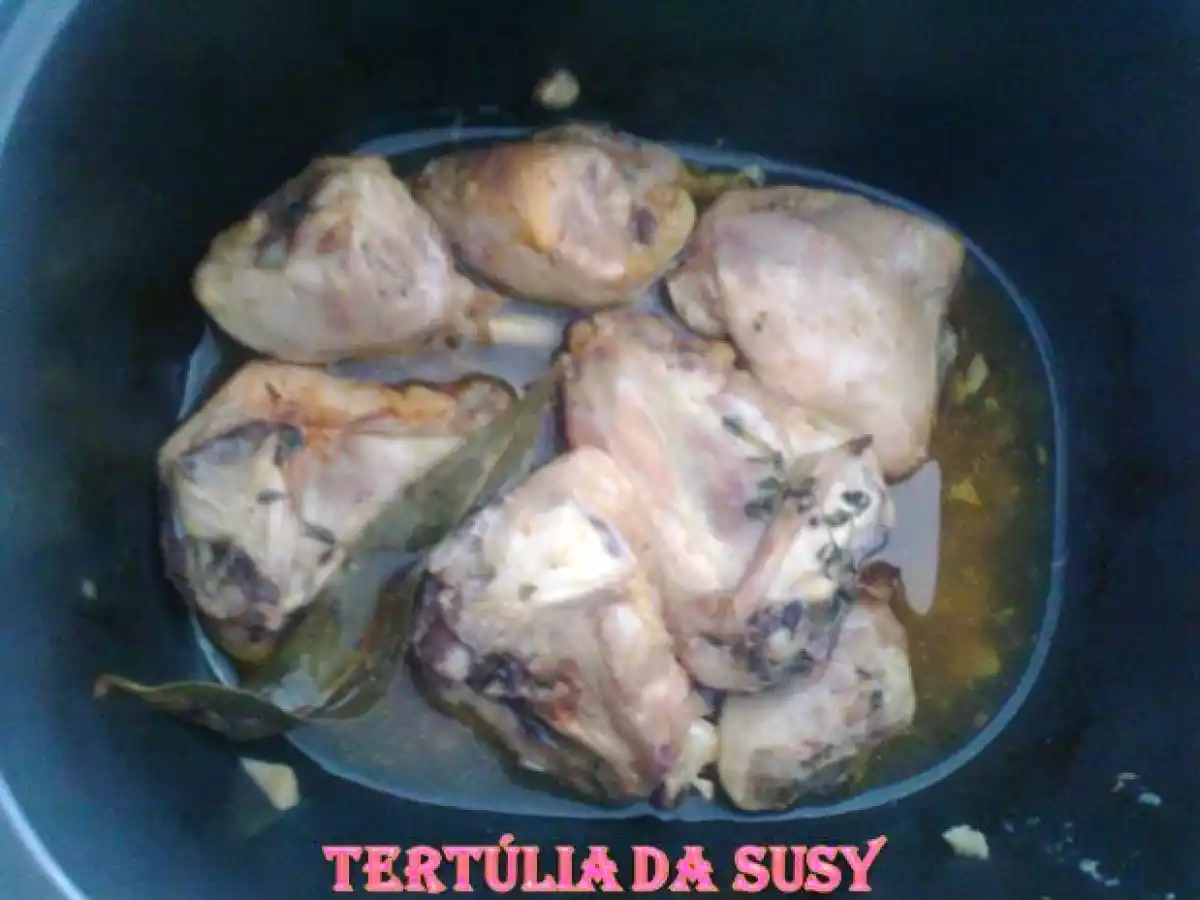 Frango no forno com mel e tomilho-limão