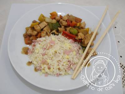 Frango Xadrez com arroz integral e cenouras assadas com ervas finas