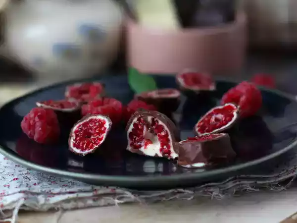 Receita Franuí caseiro, o docinho feito com framboesa e cobertura de chocolate