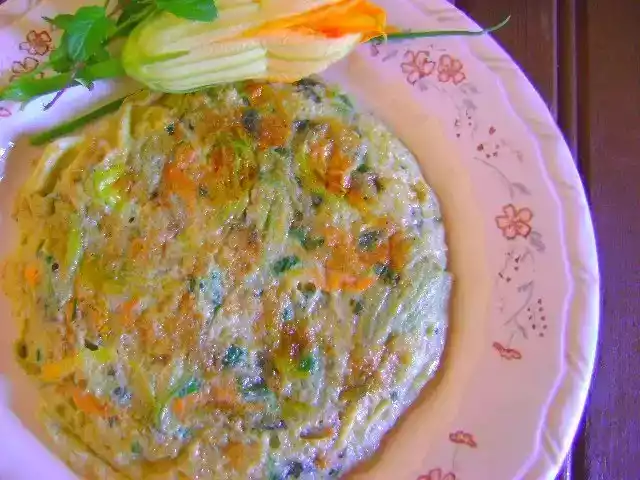 Fritada de flores de abóbora e ervinhas da horta