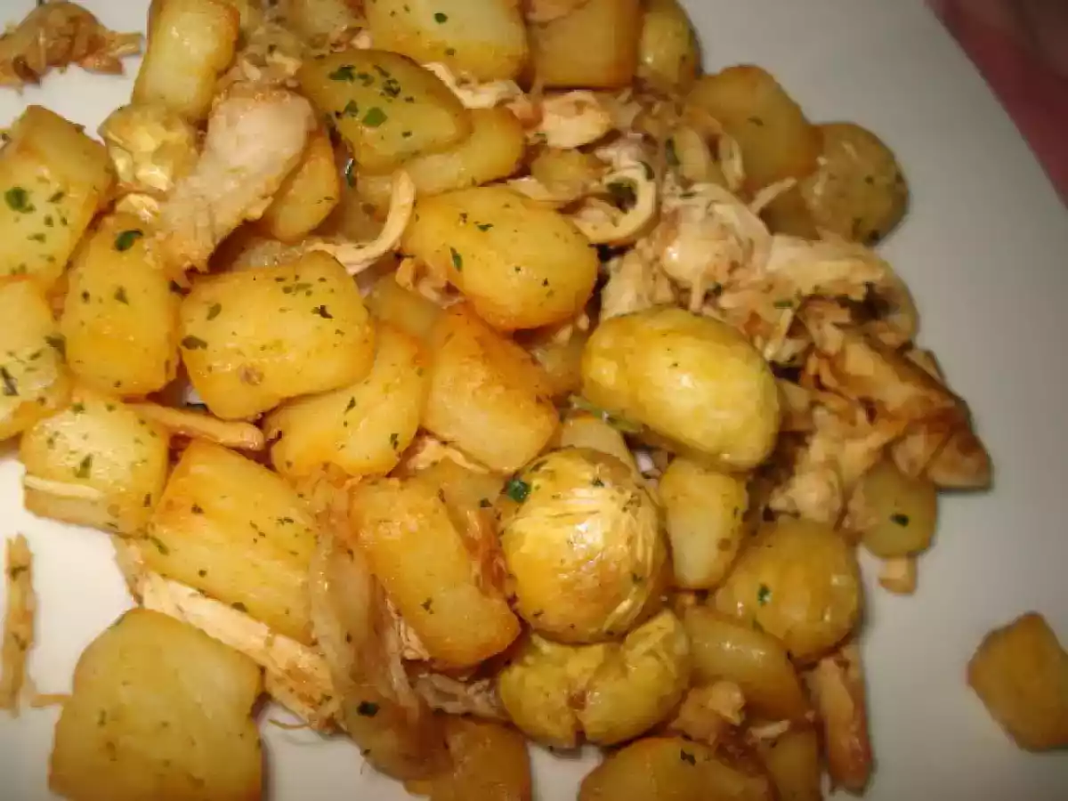 FRITADA DE FRANGO COM BATATA RISSOLÉ E CASTANHAS, AROMATIZADA DE COENTROS...