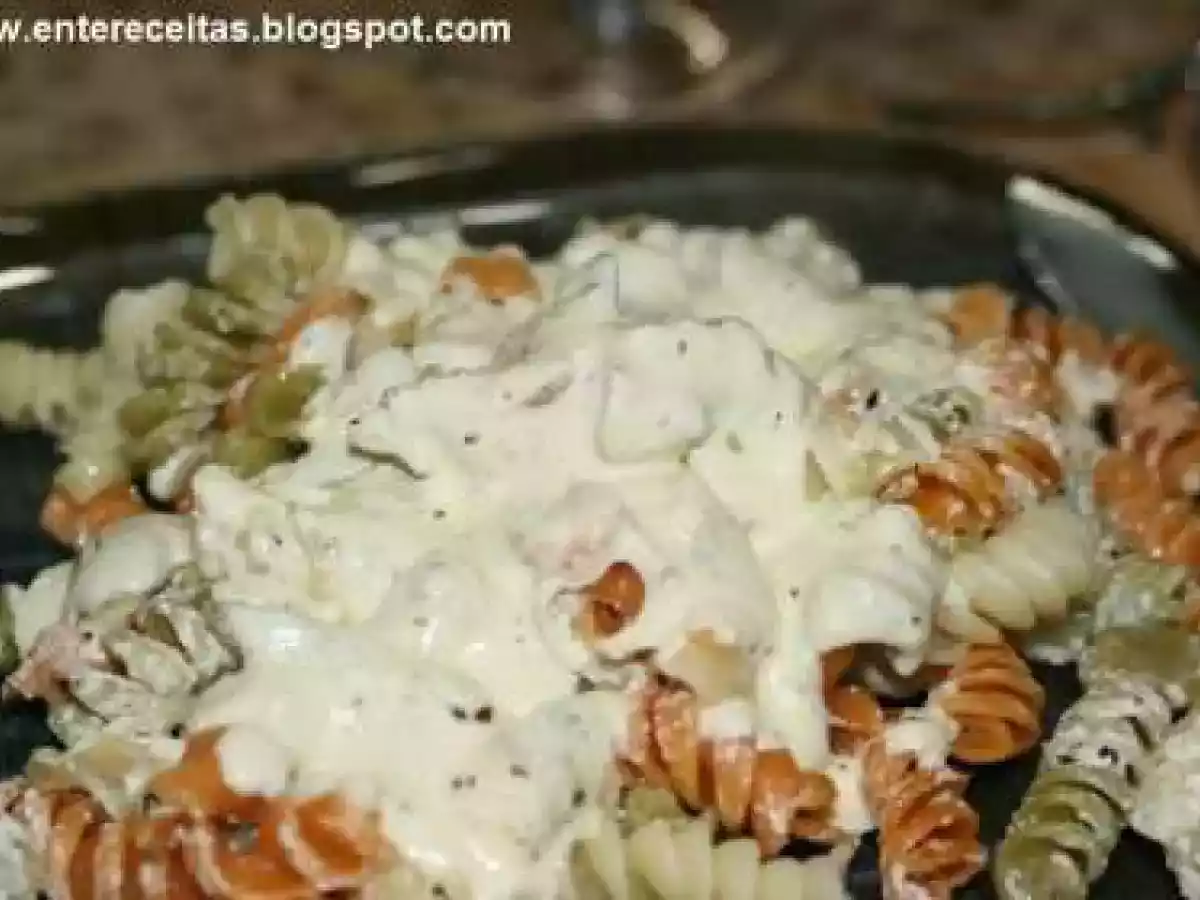 Fusilli ao creme de brie, azeitonas e manjericão