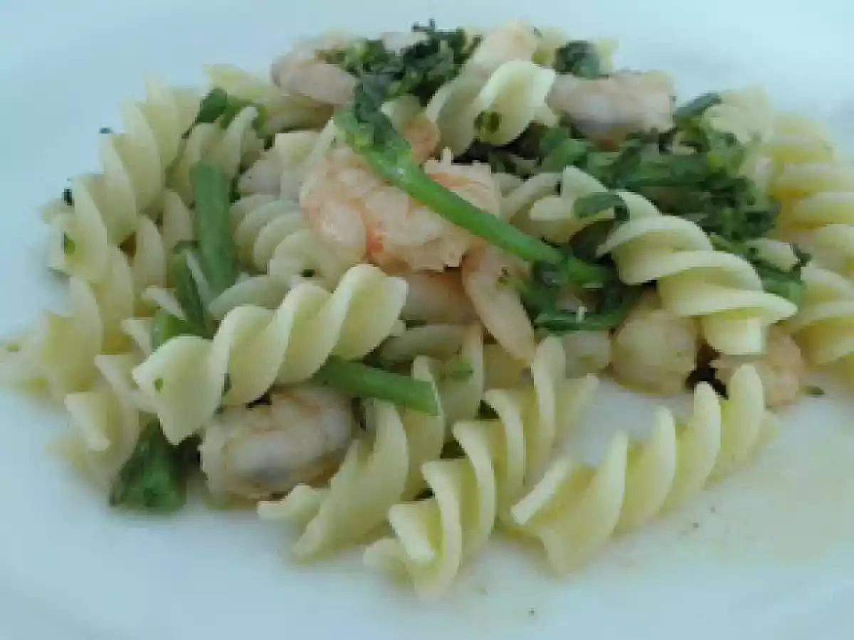 Fusilli com camarões e brócolis