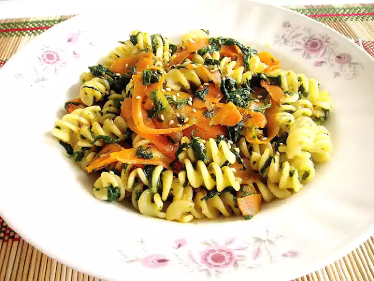 Fusilli com cenoura e sésamo/gergelim