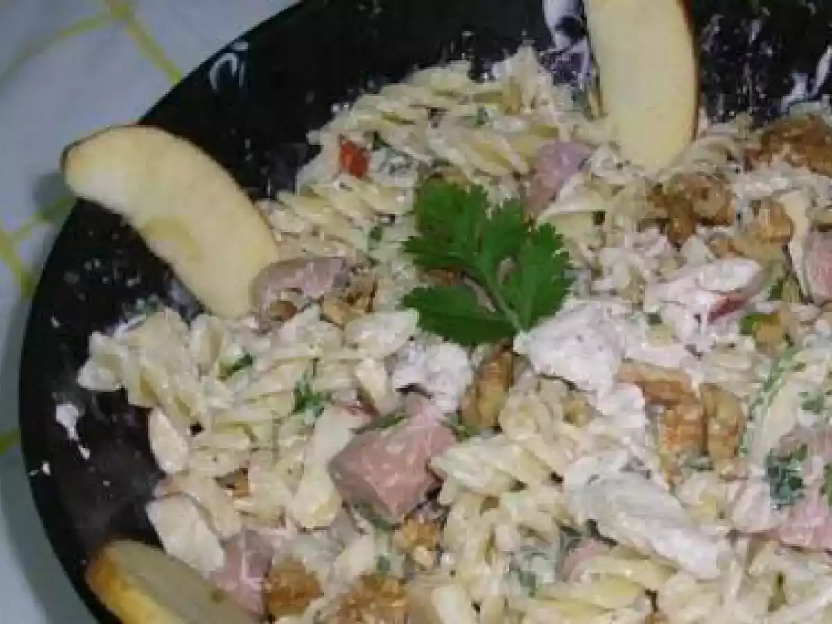 Fusilli com perú e salsichas
