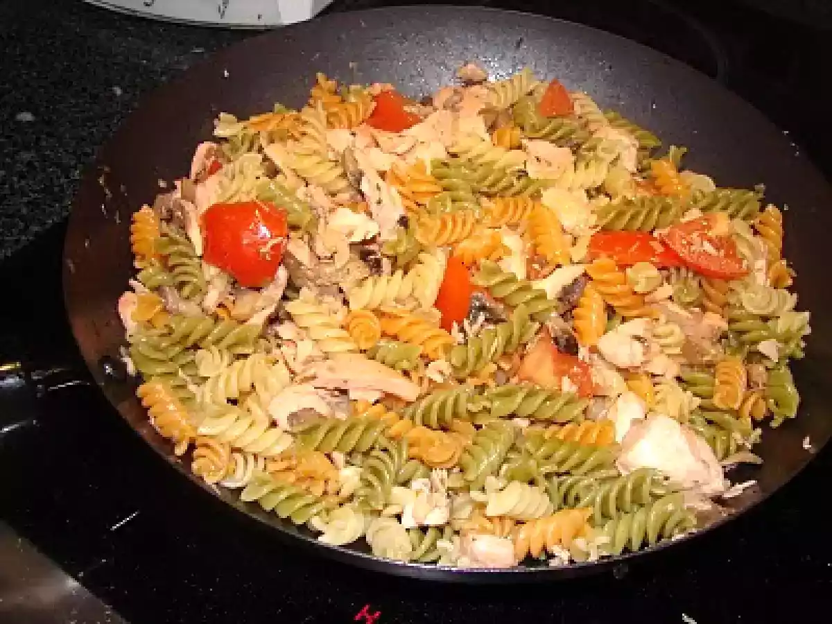 Fusilli com salmão e cogumelos