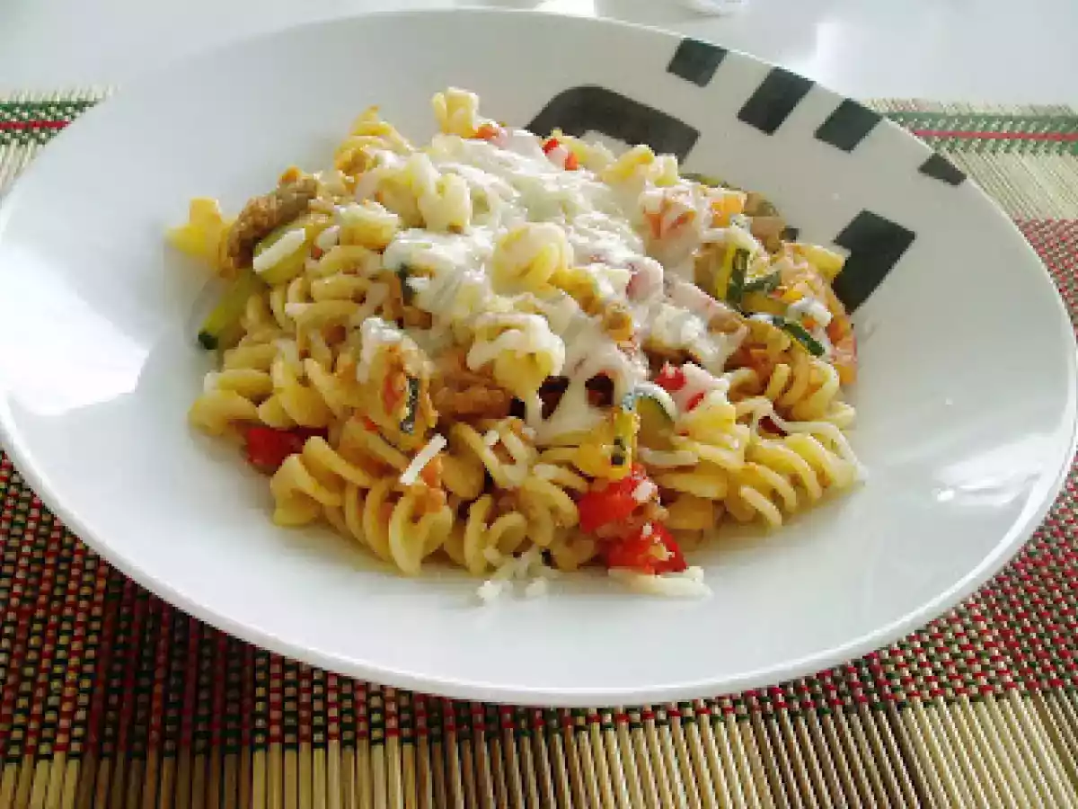 Fusilli com tomate e atum