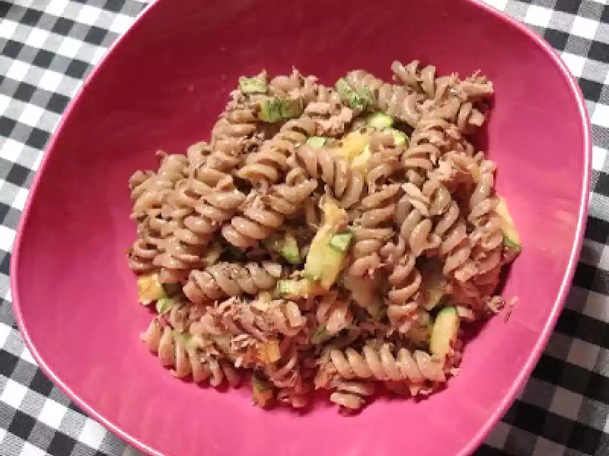 Fusilli integral com atum e abobrinha