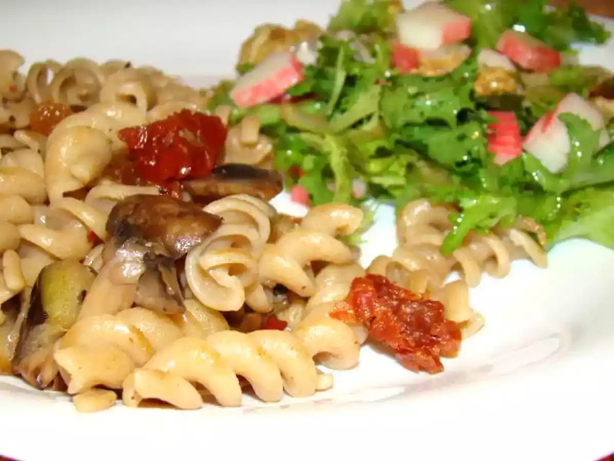 Fusilli Integral com Cogumelos, Tomate Seco e Passas