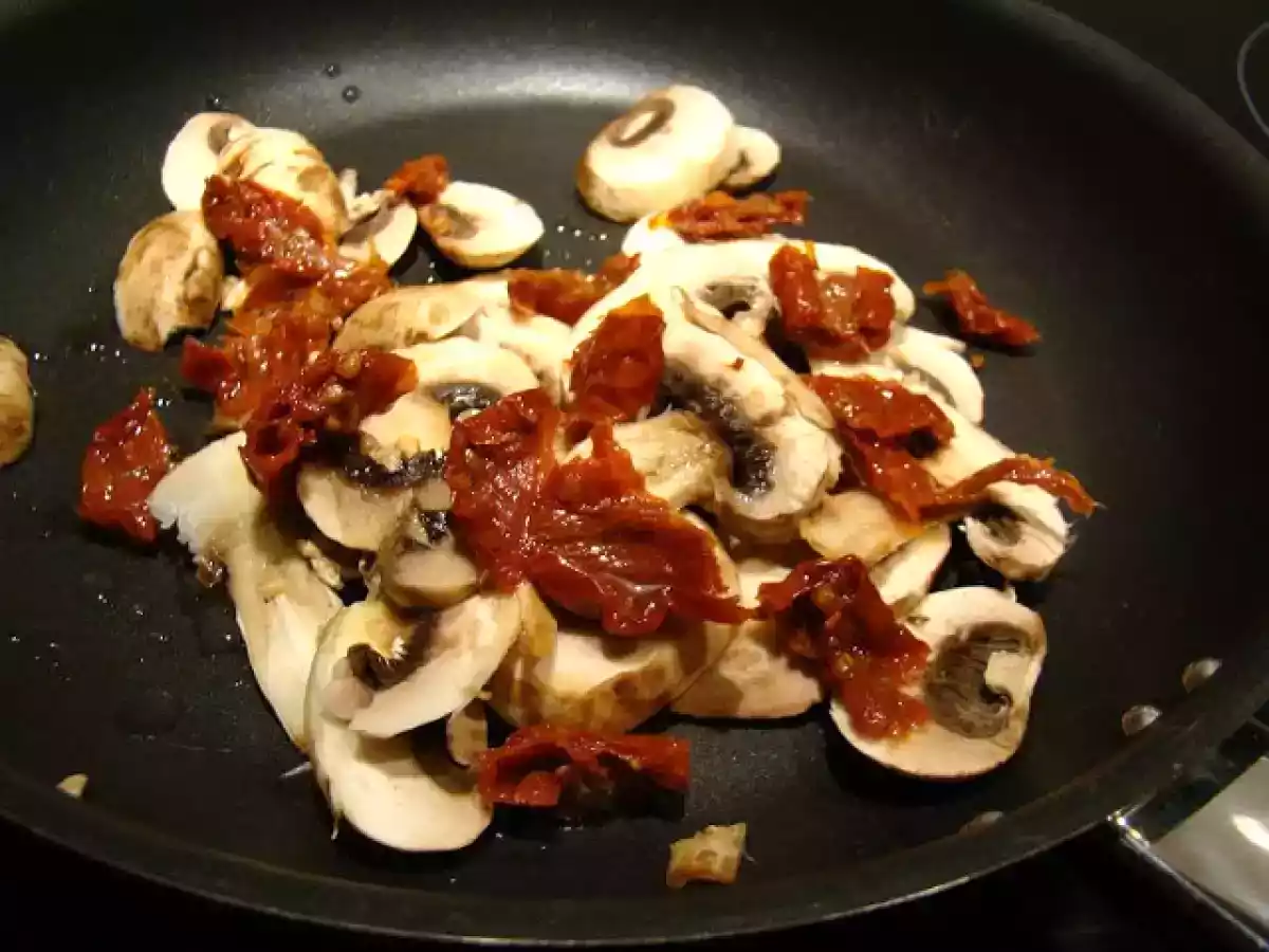 Fusilli Integral com Cogumelos, Tomate Seco e Passas - foto 3