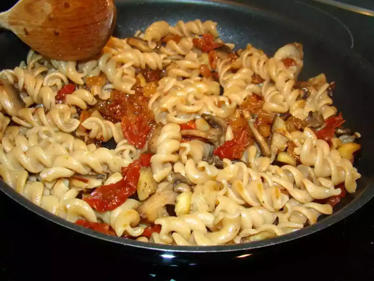 Fusilli Integral com Cogumelos, Tomate Seco e Passas - foto 6