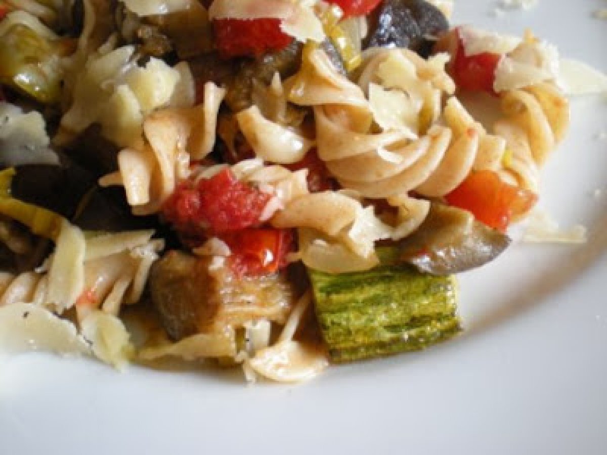 FUSILLI INTEGRAL COM LEGUMES ASSADOS